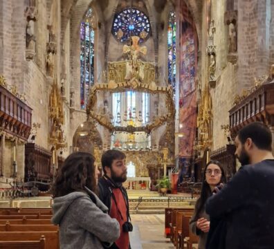 L'equip de Patrimoni i Arxiu de la Catedral de Barcelona reunits amb els seus homòlegs de la Seu de Mallorca